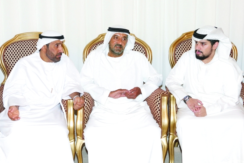"■ أحمد بن سعيد مقدماً واجب العزاء"