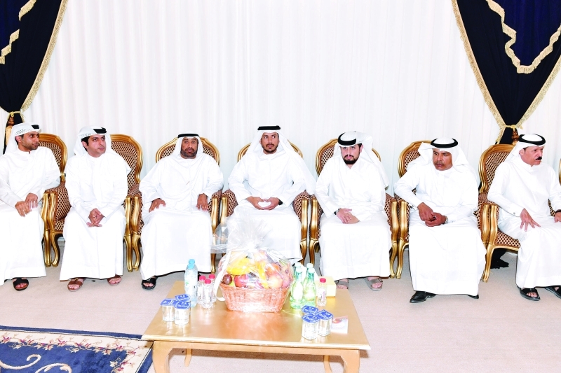 "■ سلطان بن طحنون يقدم واجب العزاء لنجل الفقيد وإخوته"