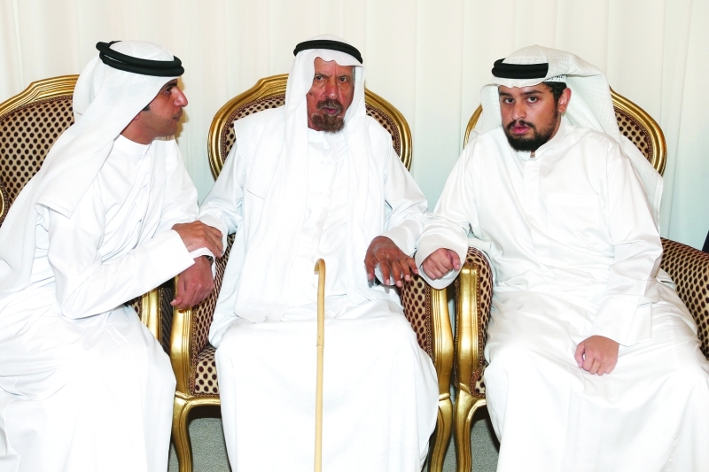 "■ أحمد خليفة السويدي معزياً في الفقيد"