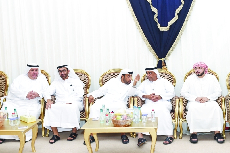 "هشام القاسم وخليل المنصوري خلال العزاء"