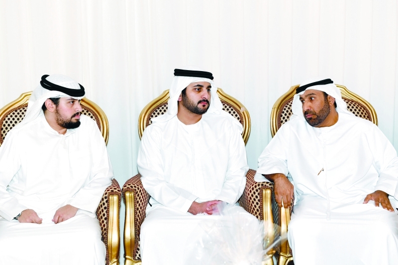 "■ مكتوم بن محمد خلال العزاء"