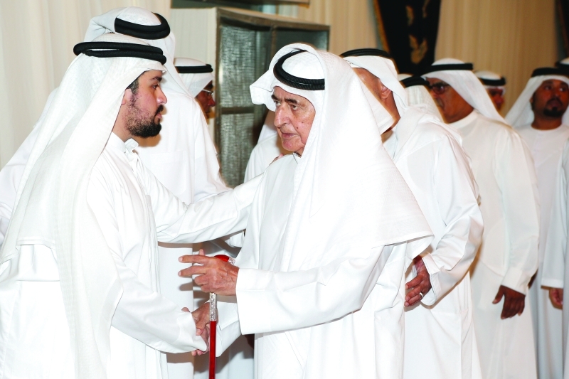 "جموع المعزين يواسون ذوي الفقيد"