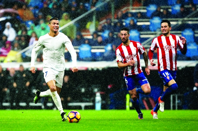 "■ الريال ارتدى قمصاناً من مواد معاد تدويرها | أ ف ب"