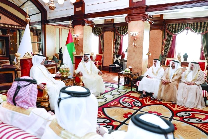 "■ محمد بن راشد لدى استقبال عبد الله آل ثاني بحضور حمدان بن محمد وسيف بن زايد وأنور قرقاش  |  تصوير: خليفة اليوسف"