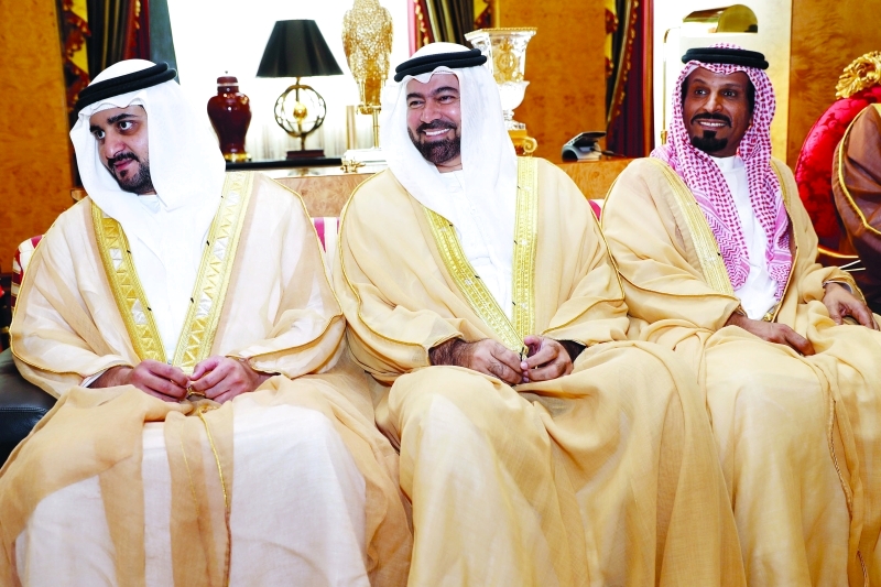 "■ مكتوم بن محمد ومحمد القرقاوي خلال اللقاء"