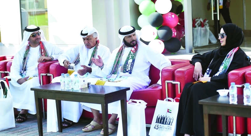 "■ مروان بن غليطة وعبيد الشامسي وإبراهيم النمر وأمل بوشلاخ يتابعون الاحتفال"
