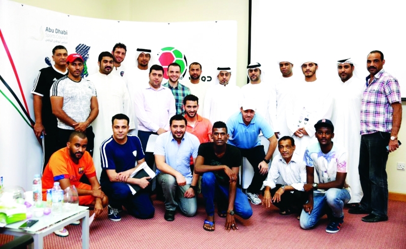"Ⅶ اللجنة مع ممثلي الفرق عقب القرعة"