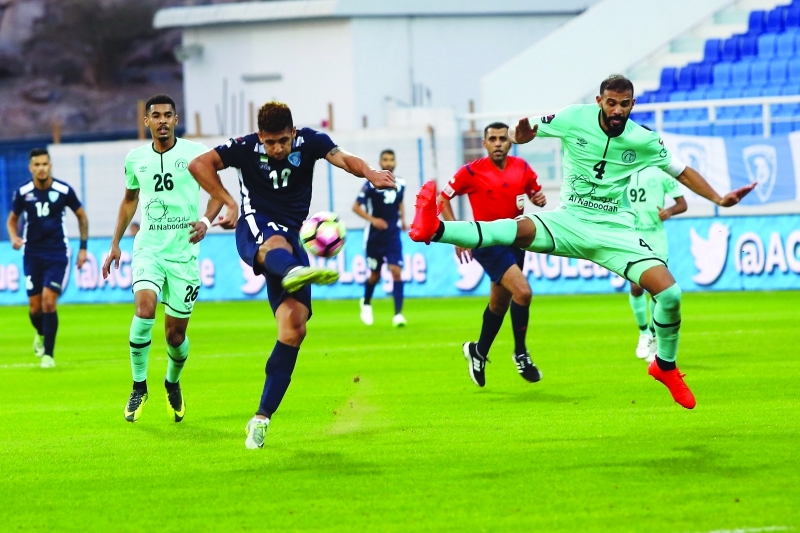 "■ جانب من مباراة حتا والشباب | تصوير - موهان"