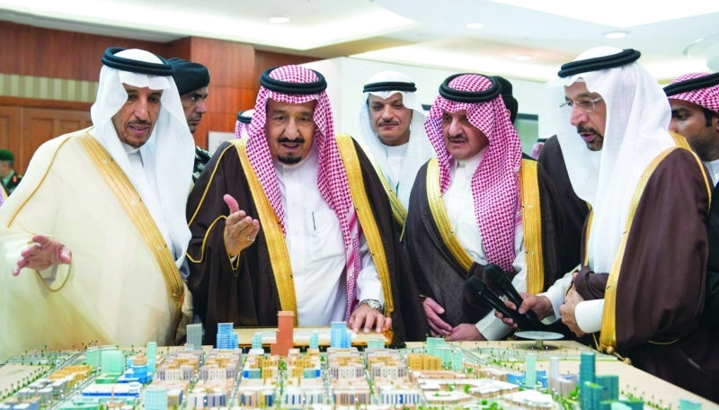 "■ خادم الحرمين خلال تدشين مشروعات صناعية في المنطقة الشرقية | واس"