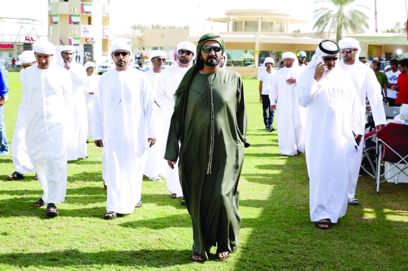 "■ محمد بن راشد خلال متابعته السباق بحضور سعيد الطاير وسلطان السبوسي | تصوير ـ ناصر بابو"