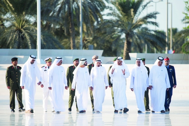 "محمد بن راشد ومحمد بن زايد وحميد النعيمي وحمد الشرقي وسعود المعلا وسعود بن صقر وسلطان بن محمد بن سلطان خلال الحفل | تصوير: خليفة اليوسف ووام"