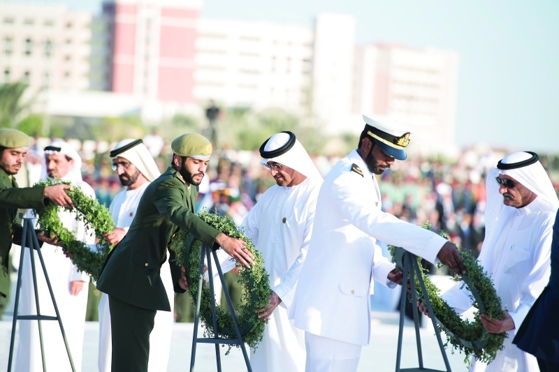 "■ محمد بن راشد ومحمد بن زايد وحميد النعيمي وسعود المعلا يضعون أكاليل الزهور على نصب الشهيد"