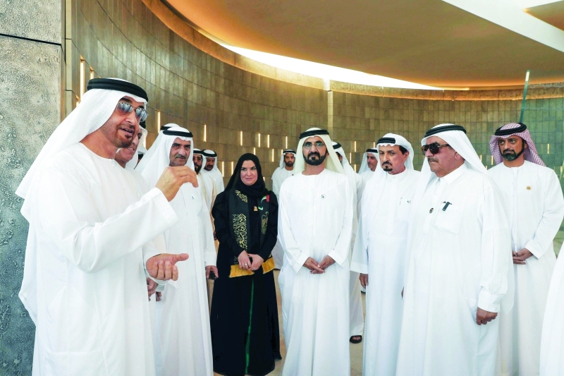 "محمد بن راشد ومحمد بن زايد وحميد النعيمي وحمد الشرقي وسعود بن صقر وحمدان بن راشد وعمار النعيمي ومحمد بن سعود وأمل القبيسي وطحنون بن محمد وسيف بن زايد خلال الفعالية | تصوير: خليفة اليوسف ووام"