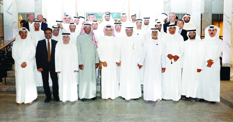 "نهيان بن مبارك يتوسط الوفود المشاركة في حفل جوائز آسيا البيان"
