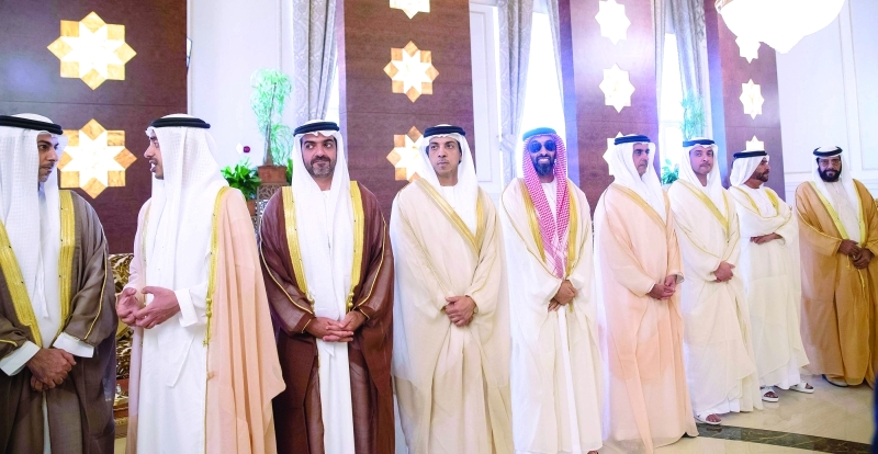 "طحنون وسرور بن محمد وهزاع وسيف وطحنون ومنصور وحامد وعبدالله وعمر بن زايد خلال اللقاء"