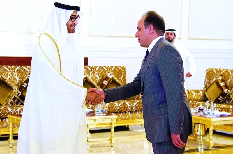 "محمد بن زايد يصافح أحد أعضاء الوفد المصري"