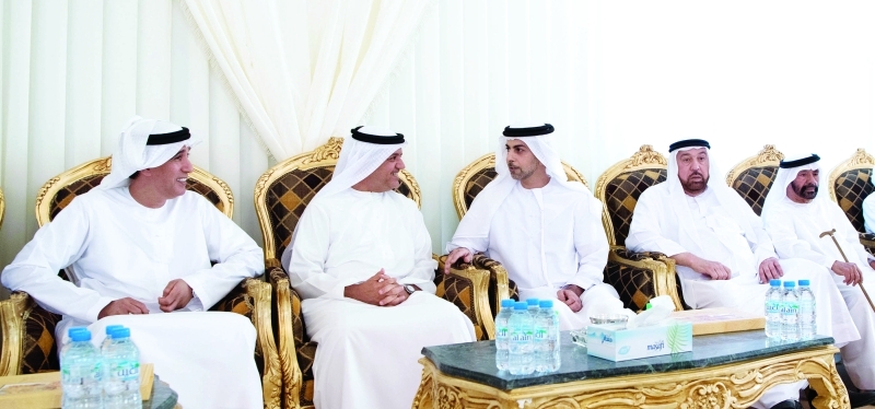 "■ عمر بن زايد يواسي ذوي الفقيد"