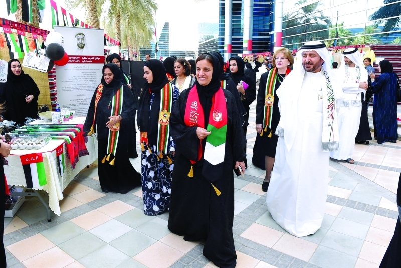 "■ لبنى القاسمي خلال جولتها على أجنحة الطالبات المشاركة بالاحتفال | من المصدر"
