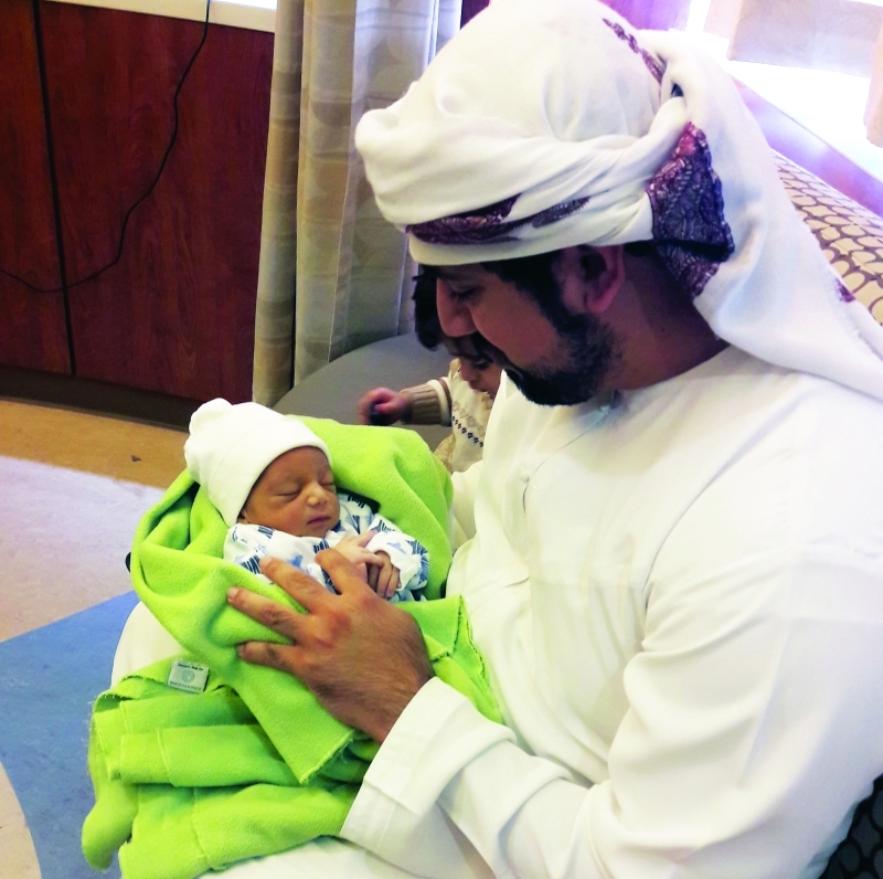 "■ سلمان مع والده"