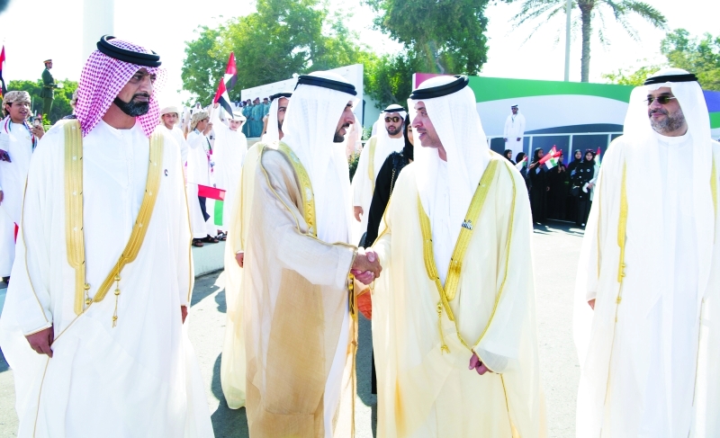 "حمدان بن محمد مصافحاً هزاع بن زايد بحضور أولياء العهود"