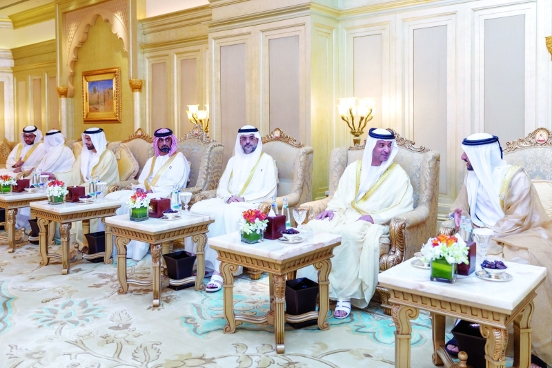 "حمدان في حديث مع هزاع بن زايد بحضور محمد وسلطان بن محمد بن سلطان وعمار بن حميد ومحمد بن حمد وراشد بن سعود ومحمد بن سعود"