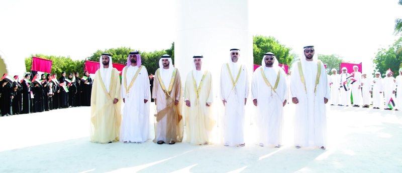 "حمدان بن محمد وسلطان بن محمد بن سلطان وعمار بن حميد ومحمد بن حمد وراشد بن سعود ومحمد بن سعود وهزاع بن زايد خلال فعالية رفع العلم"