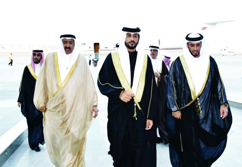 "■ ناصر آل خليفة لدى وصوله وفي استقباله عبدالله آل حامد"