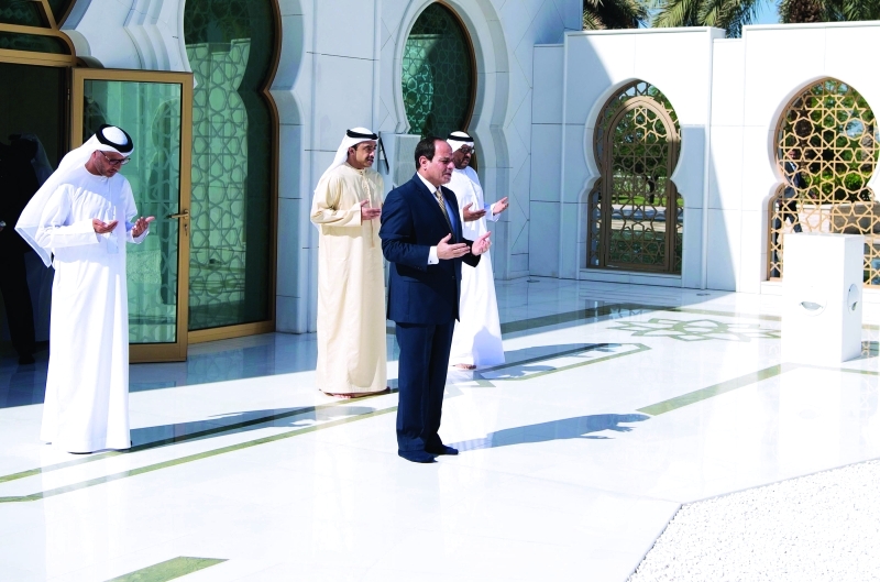 "■ السيسي وعبد الله بن زايد يقرآن الفاتحة على روح زايد | وام"