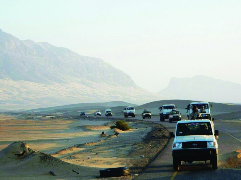 "■ آليات للجيش الوطني خلال تمشيط ميناء بلحاف | وام"