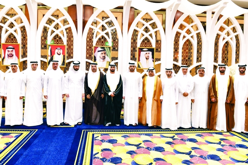 "■ مكتوم وأحمد بن محمد خلال الحفل بحضور حميد القطامي وطارش المنصوري وجمال بن حويرب وسعيد غباش والعريس | تصوير: محمد هشام"