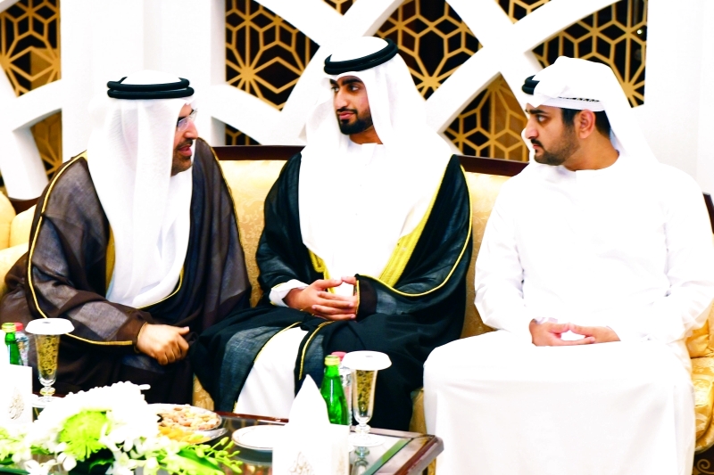 "■ مكتوم بن محمد في حديث مع جمال بن حويرب ونجله العريس أحمد"