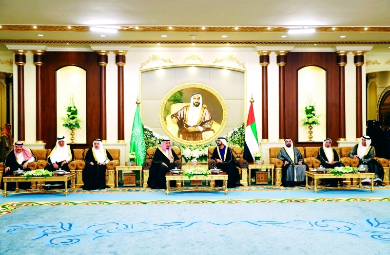 "محمد بن راشد خلال استقبال الملك سلمان بحضور سلطان القاسمي وحميد النعيمي وسعود بن صقر والوفد المرافق لخادم الحرمين"