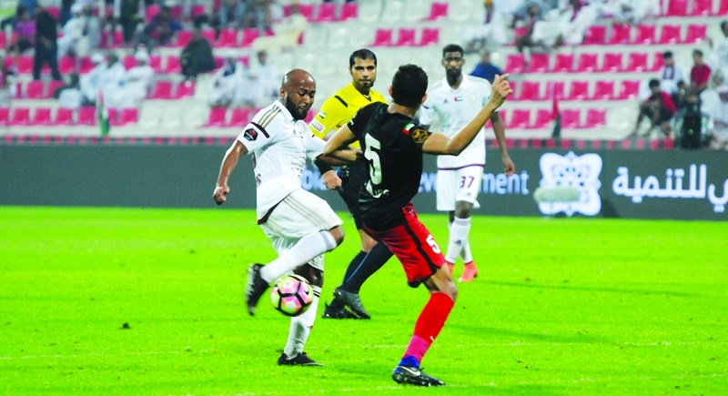 "Ⅶ إسماعيل مطر يحاول المرور من وليد عباس مدافع الأهلي البيان"
