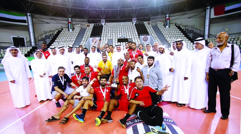 "■ فرحة لاعبي الشارقة بكأس البطولة في أبوظبي  |  تصوير: مجدي إسكندر"