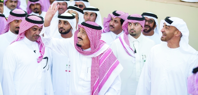 "■ خادم الحرمين الشريفين ومحمد بن زايد خلال المسيرة"
