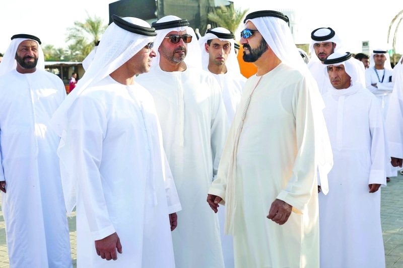 "■ محمد بن راشد خلال الجولة بحضور هزاع وحامد وخالد بن زايد وسعيد بن مكتوم"