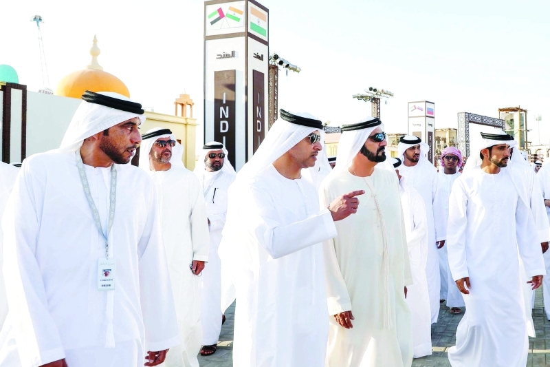 "■ محمد بن راشد يتفقد فعاليات المهرجان بحضور حمدان بن محمد وهزاع وحامد بن زايد | تصوير: خليفة عيسى"