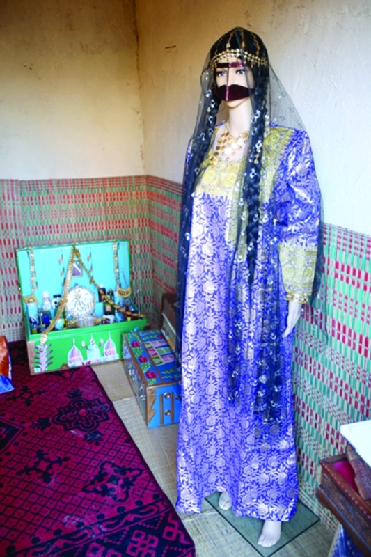 " الزي المحلي في بيت العين"