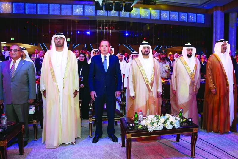 مكتوم بن محمد يشهد افـــــــتتاح «قمة المعرفة 2016»