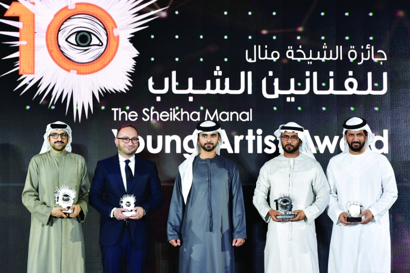 "■ منصور بن محمد يتوسط مجموعة من الفائزين"