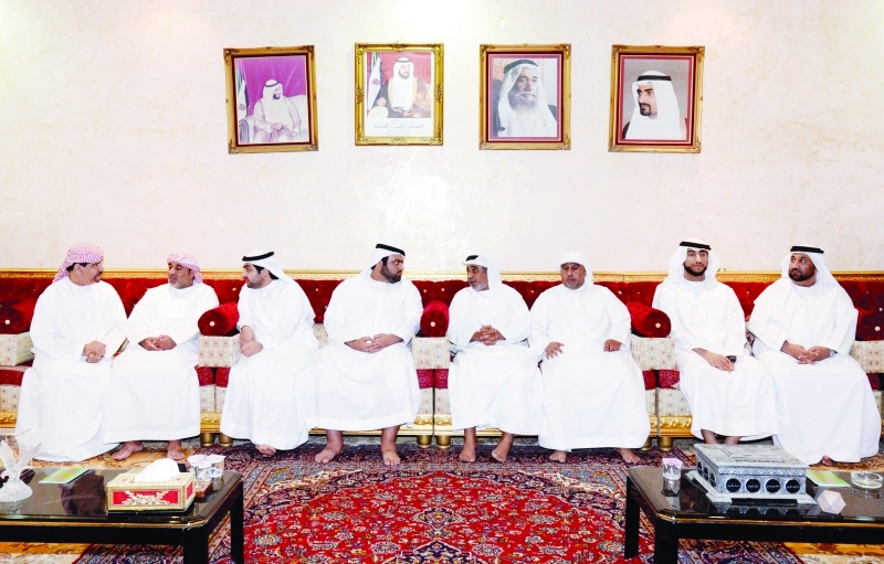 "■ ولي عهد الفجيرة وراشد بن حمد الشرقي خلال تقديمهما واجب العزاء"