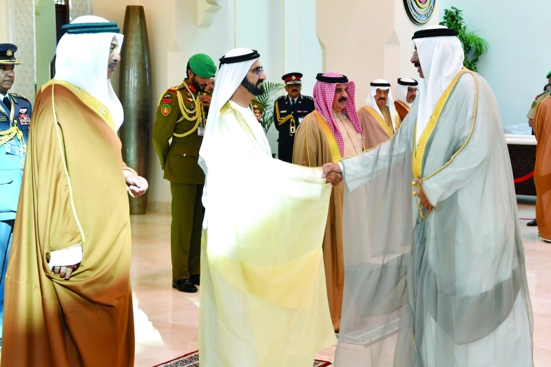 "Ⅶ نائب رئيس الدولة مصافحاً كبار مستقبليه في البحرين"