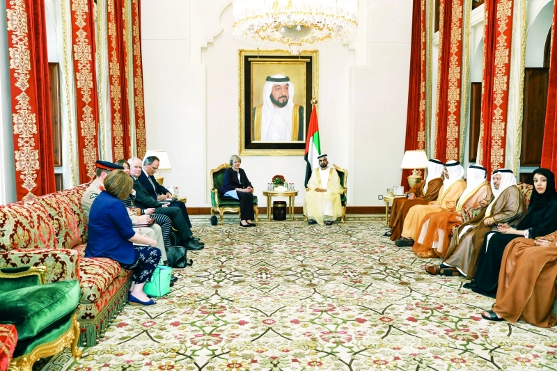 "■ محمد بن راشد خلال لقائه تيريزا ماي بحضور سيف وعبدالله بن زايد وأحمد بن سعيد وأنور قرقاش وريم الهاشمي | تصوير: خليفة اليوسف"