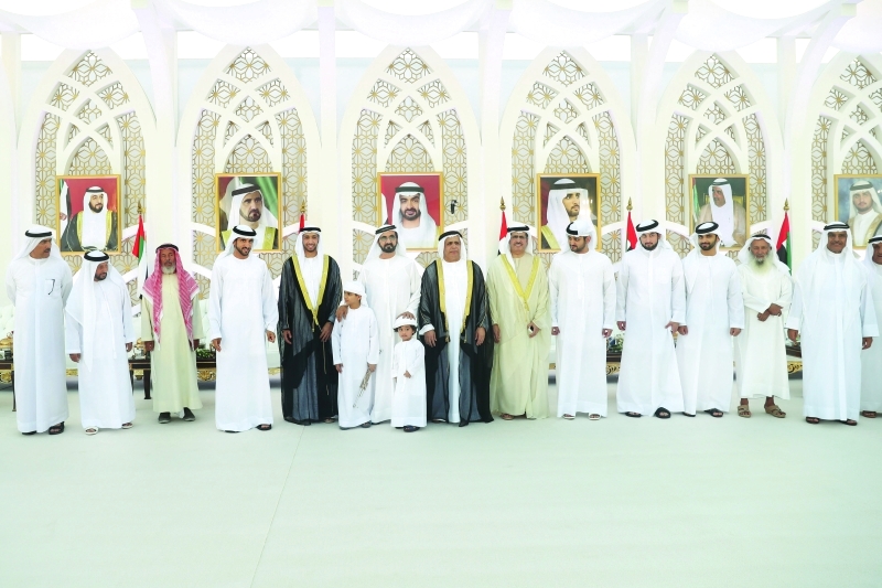 "■ نائب رئيس الدولة وحمدان ومكتوم وأحمد ومنصور بن محمد يتوسطون العريس وذويه بحضور سعيد الطاير"