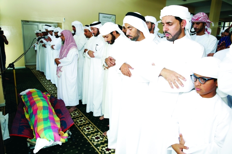 "■ جموع المشيعين أثناء صلاة الجنازة على جثمان الفقيد | تصوير - ناصر بابو"
