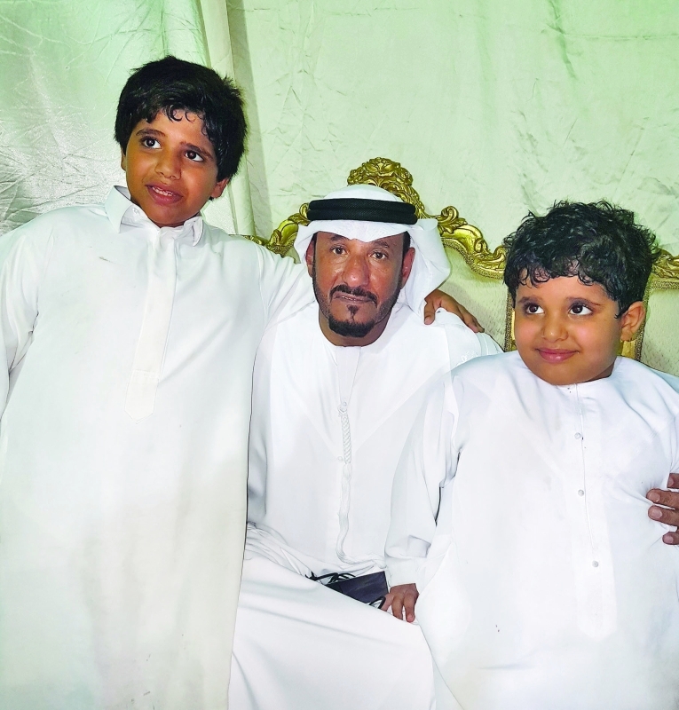 "■ والد الفقيد وشقيقاه | البيان"