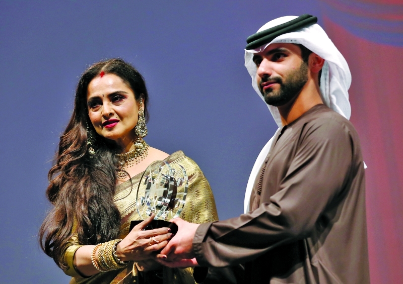 "■ .. وسموه يكرم الفنانة الهندية ريكا"