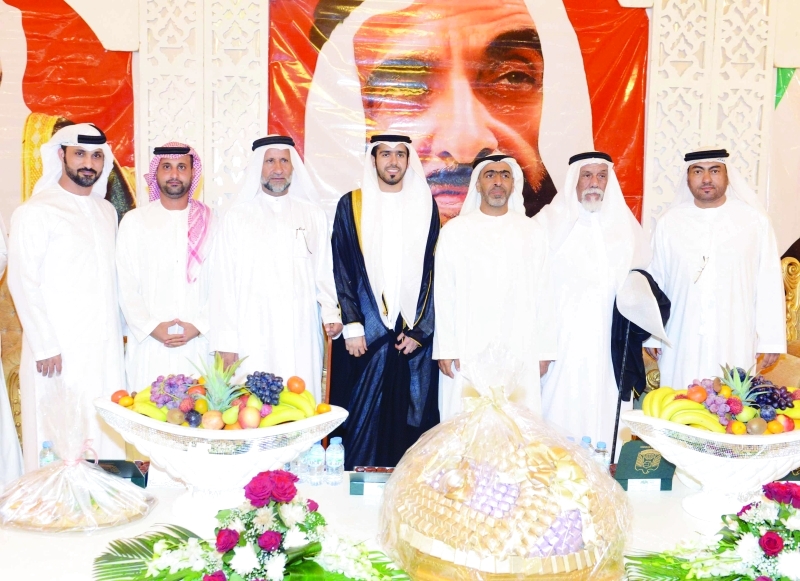 "العريس ومحمد سلطان بن قران والحضور"