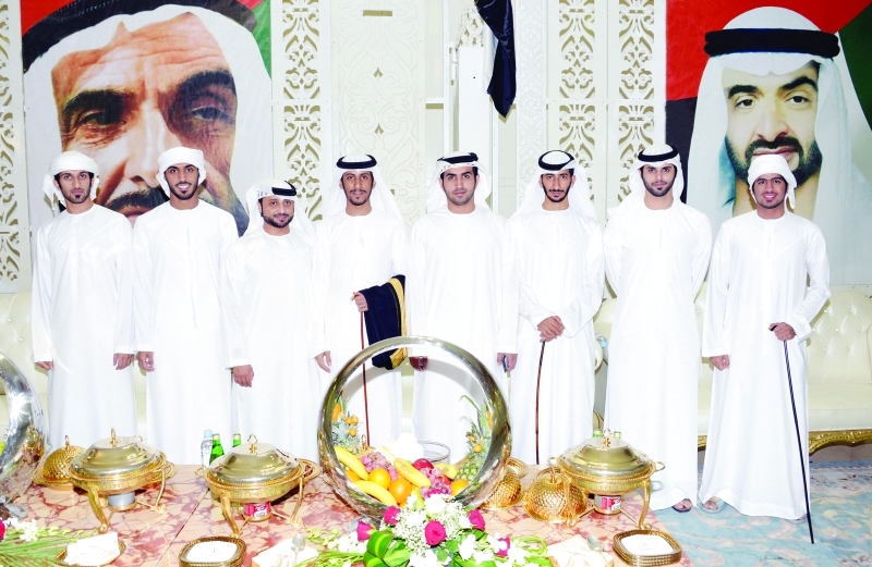 "العريس وعدد من المدعوين"