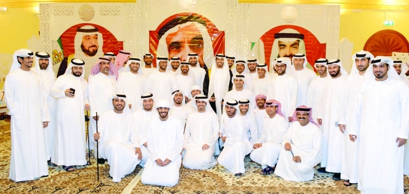"العريس متوسطاً أصدقائه"